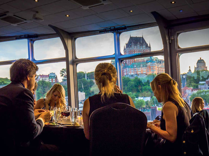 Table avec des clients à bord du Louis-Jolliet