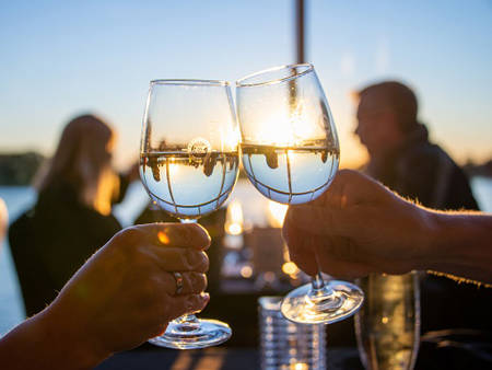 Cheers avec du vin au coucher du soleil