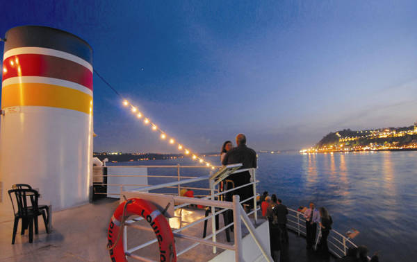 Couple profitant de la terrasse du Louis Jolliet