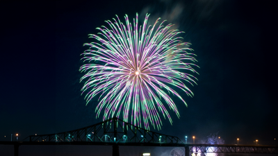 Gros feux d'artifice époustouflant bleu et rose à Montréal avec l'ombre du pont Jacques Cartier en-dessous