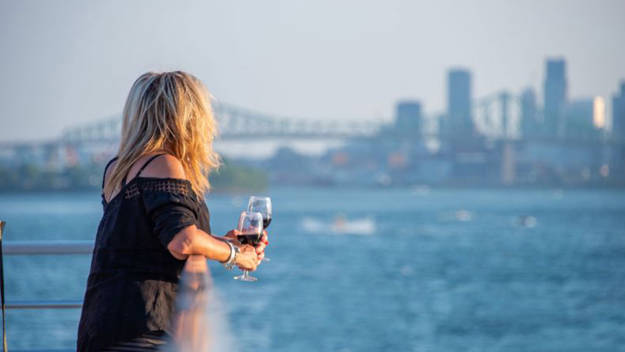 Deux femmes avec un verre de vin à la main