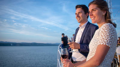 Couple sur la terrasse avec une vue sur le fleuve