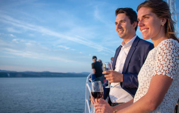 Couple sur la terrasse avec une vue sur le fleuve