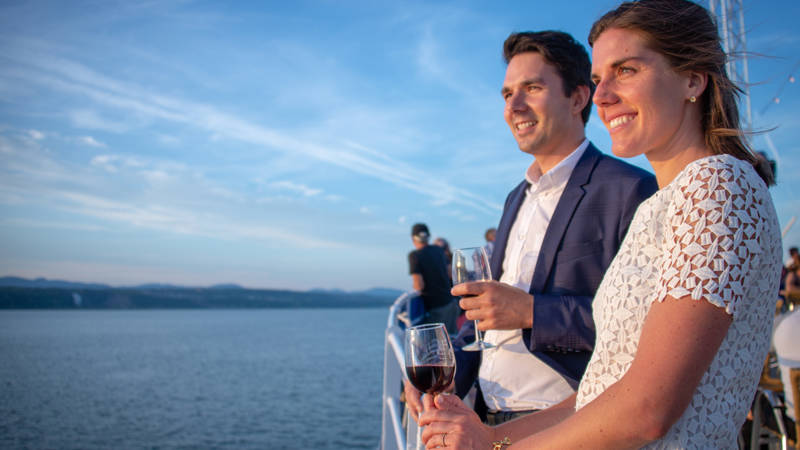 Couple sur la terrasse avec une vue sur le fleuve