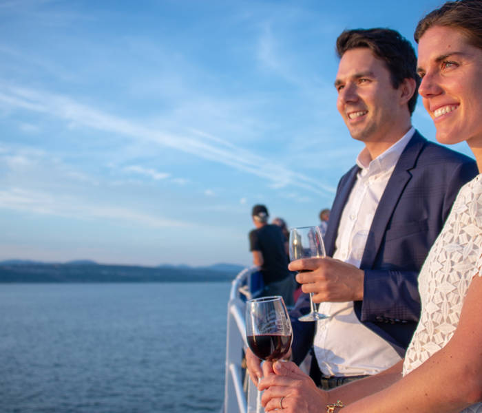 Couple sur la terrasse avec une vue sur le fleuve