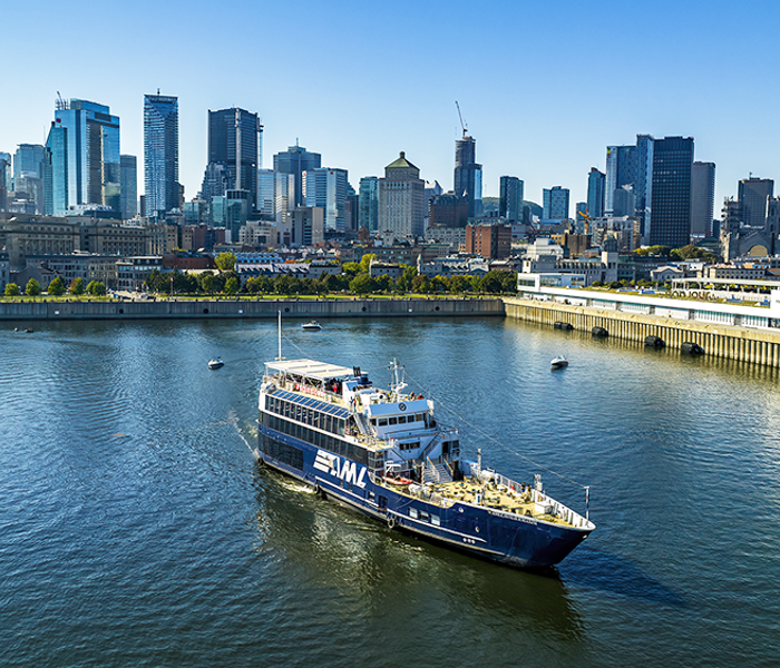 Le navire AML Cavalier Maxim sortant du Vieux Port de Montréal vue dégagée sur la skyline de la ville