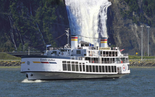  Louis Jolliet in front of the Montmorency Falls