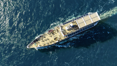 Vue aérienne du navire AML Cavalier Maxim en gros plan naviguant sur le fleuve Saint-Laurent à Montréal.