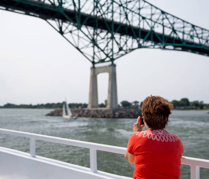 Femme admirant le pont Laviolette