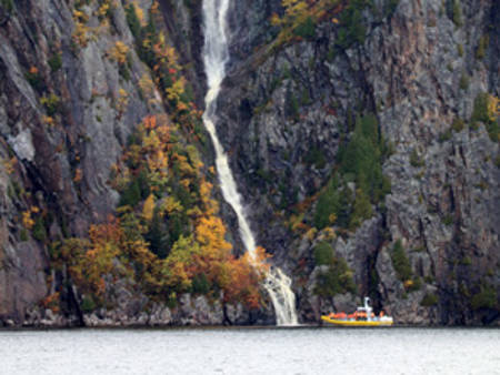 Zodiac devant une chute dans le Fjord