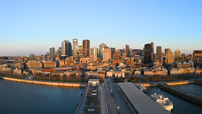 Vue en hauteur sur Montréal et sa skyline de jour. 