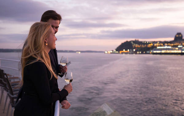 Couple profitant de la terrasse du Louis Jolliet