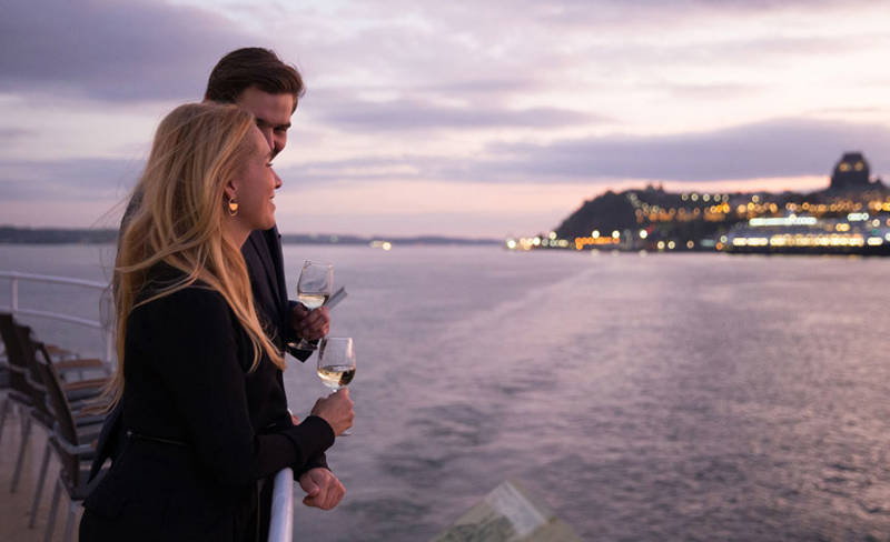 Couple profitant de la terrasse du Louis Jolliet