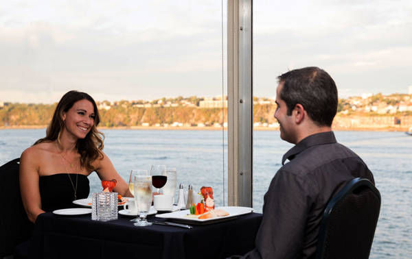 Couple profitant d'un souper à bord du AML Louis Jolliet