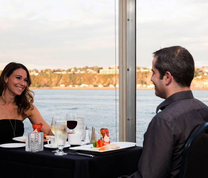 Couple profitant d'un souper à bord du AML Louis Jolliet