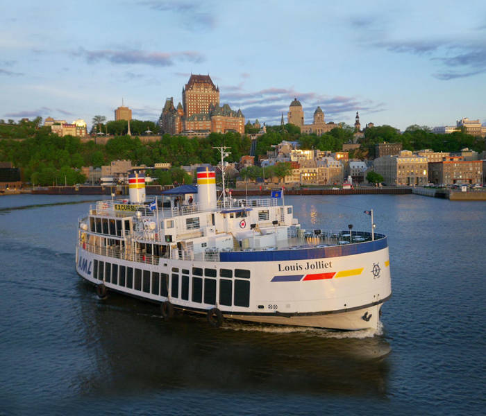 AML Louis Jolliet devant la ville de Québec