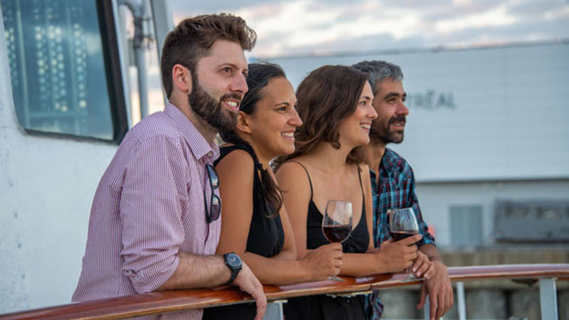 Passagers sur la terrasse du AML Cavalier Maxim