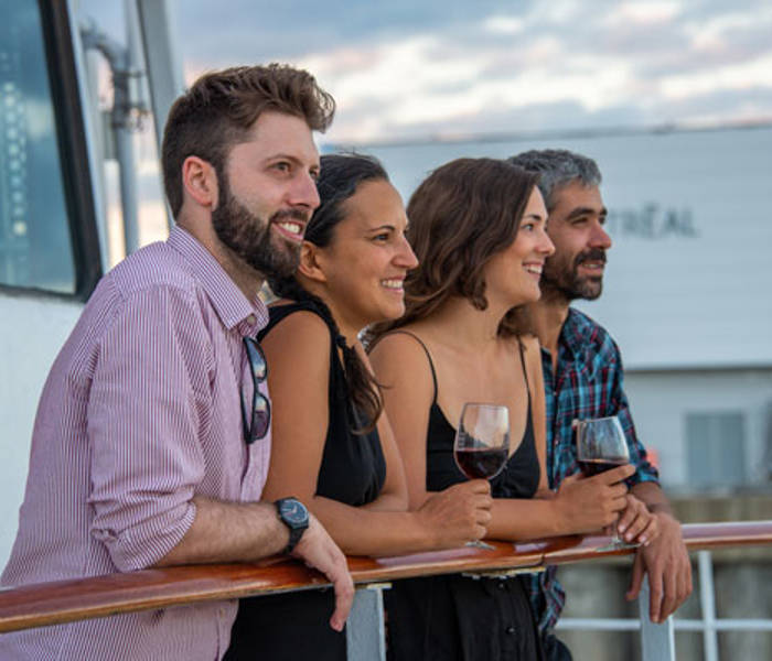 Passagers sur la terrasse du AML Cavalier Maxim