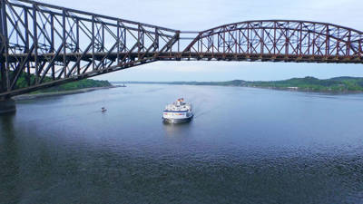 Louis Jolliet under the birdge