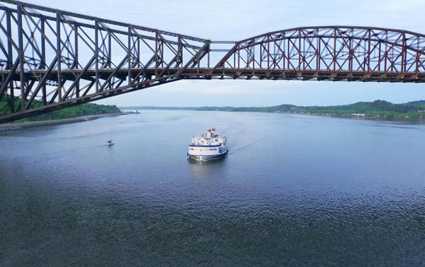 Louis Jolliet under the birdge