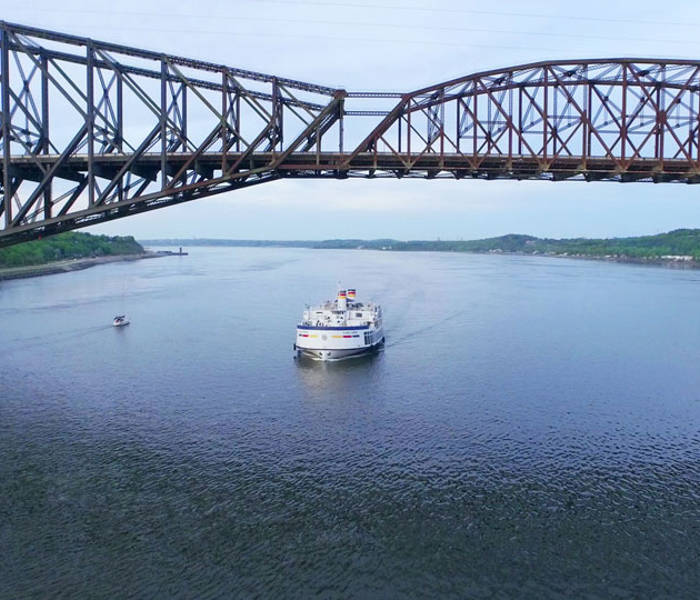 Louis Jolliet under the birdge